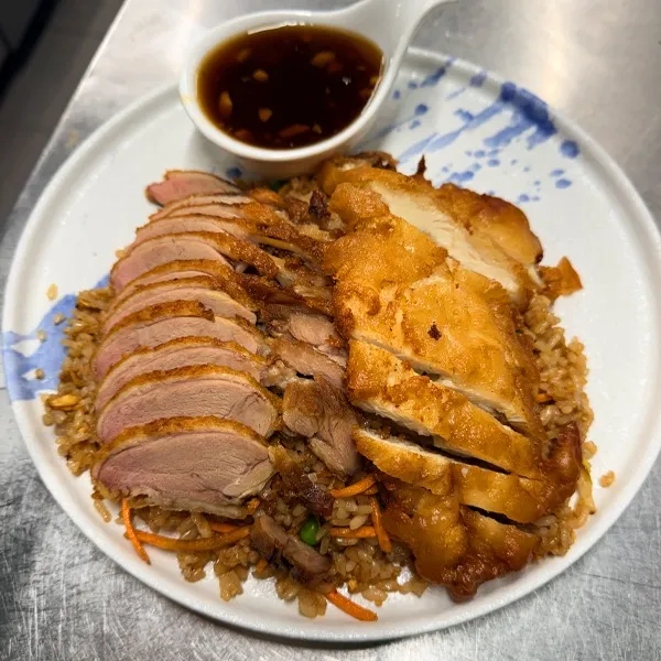 mit Knusprige Ente und Huhn und Knoblauch Soße